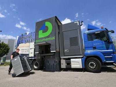 Mobiles Vernichtungfahrzeug mit ausgefahrener Schläuse.jpg